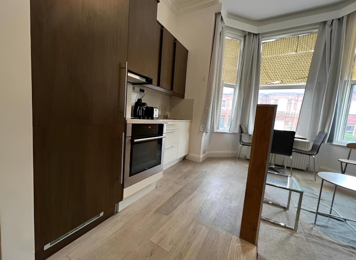 Shepherd's Bush Near Everything Apartment London